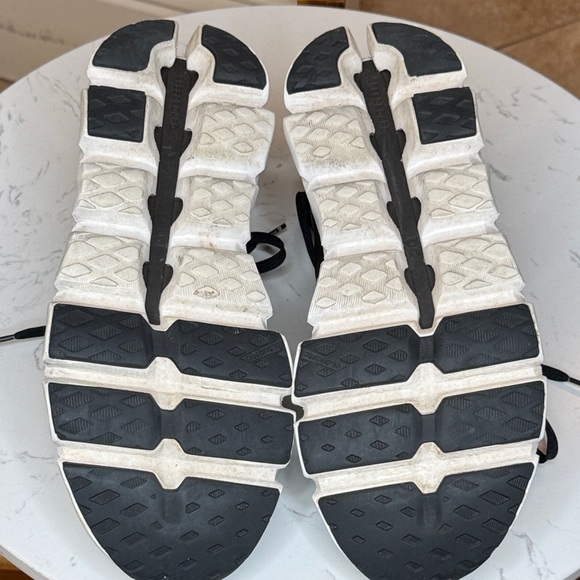 On Running Cloudtec Black and White Athletic Shoes 9.5 - Picture 8 of 9